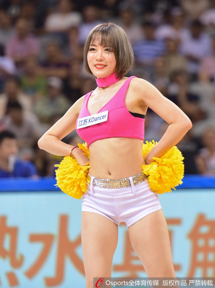 CBA季前赛啦啦队热裤背心秀身材