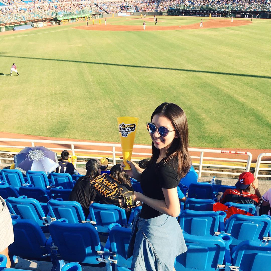 校篮球队女经理穿比基尼秀身材