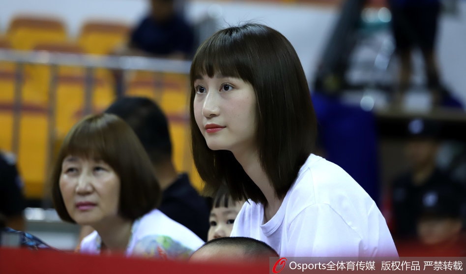周鹏娇妻带娃助阵中国男篮蓝队