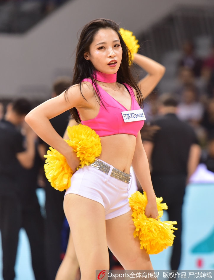 CBA季前赛啦啦队热裤背心秀身材