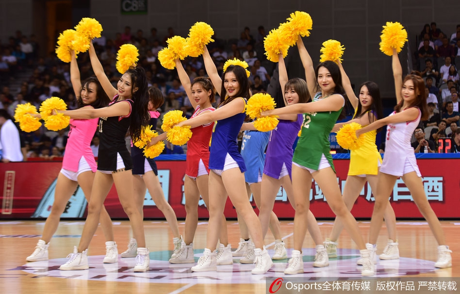 CBA季前赛啦啦队热裤背心秀身材