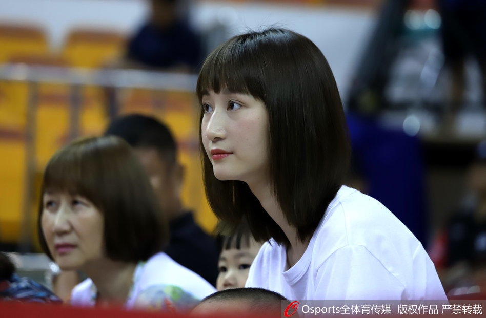 周鹏娇妻带娃助阵中国男篮蓝队