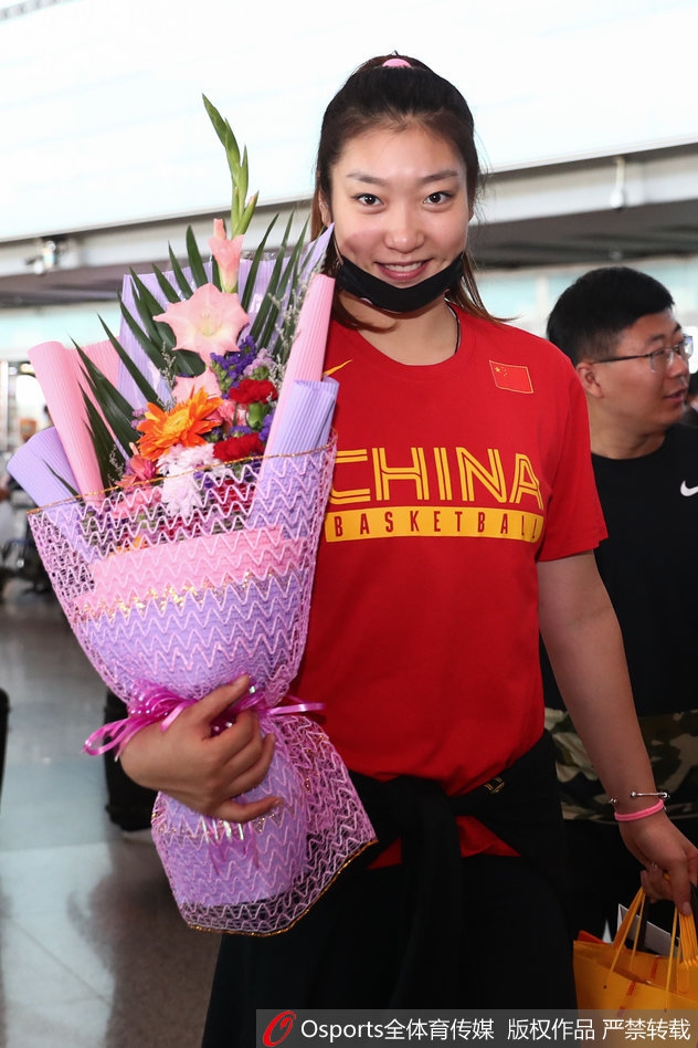女篮回国收获暖心礼物笑容满面