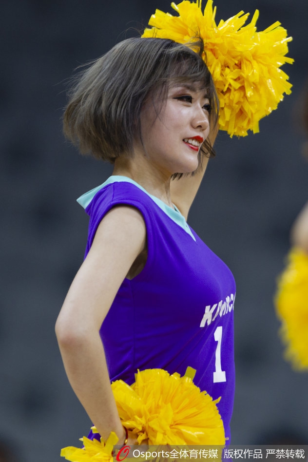 CBA季前赛啦啦队热裤背心秀身材