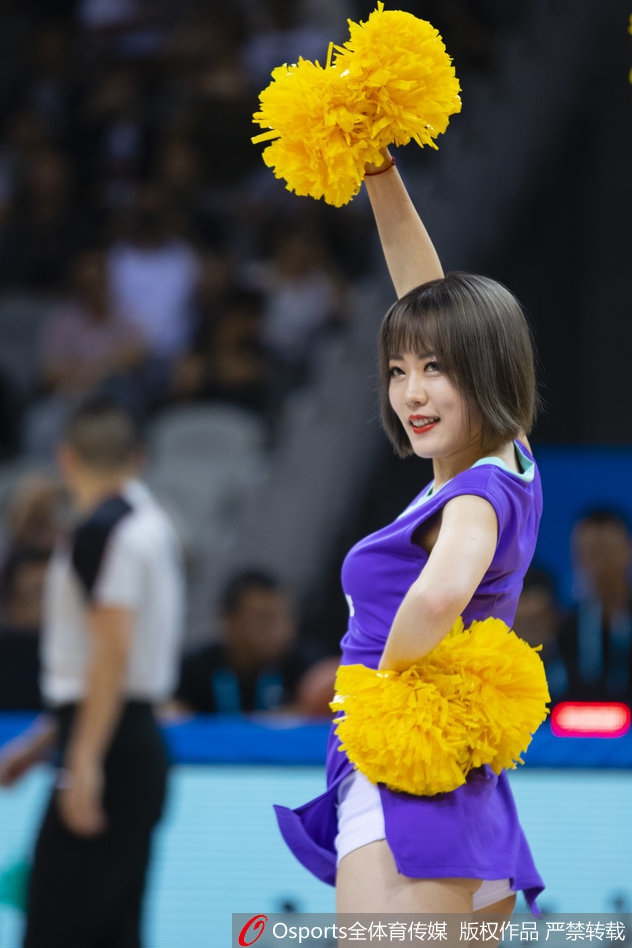 CBA季前赛啦啦队热裤背心秀身材