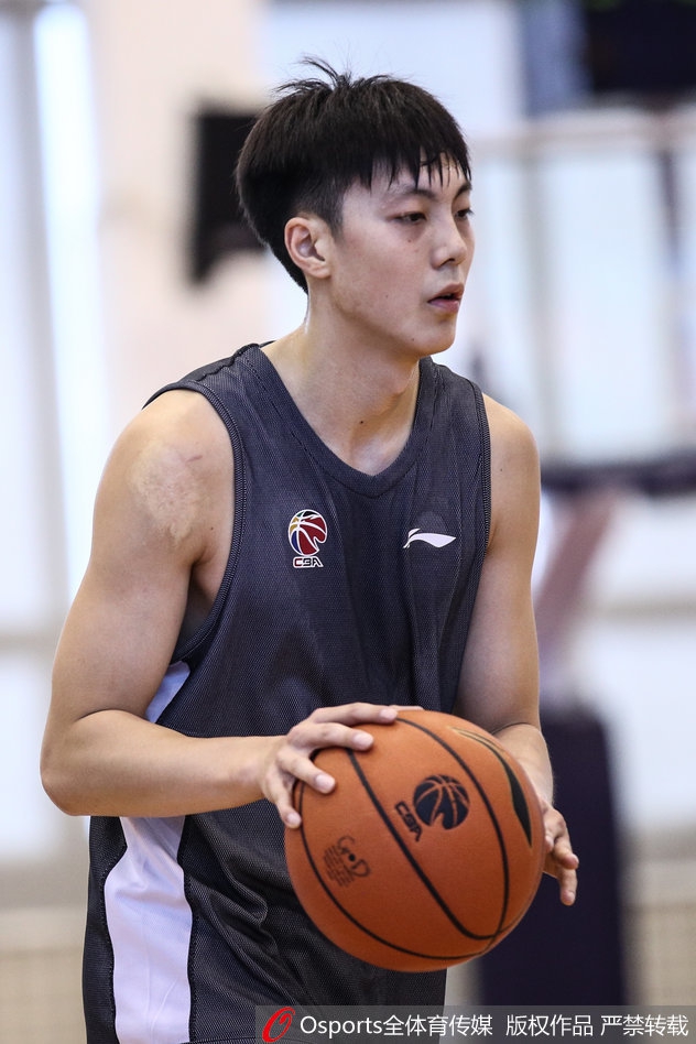 广东备战赵睿抿嘴卖萌