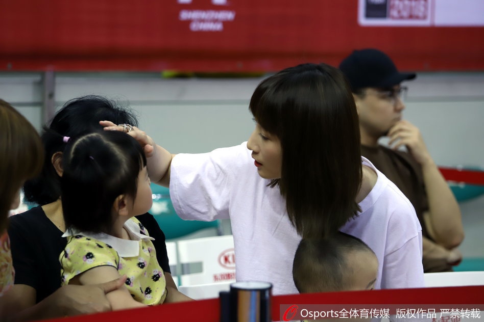 周鹏娇妻带娃助阵中国男篮蓝队