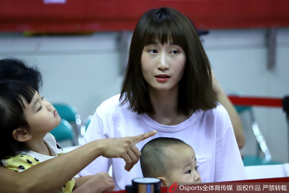 周鹏娇妻带娃助阵中国男篮蓝队