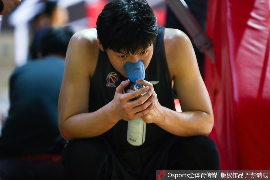 CBA体测折返跑王哲林累到吸氧