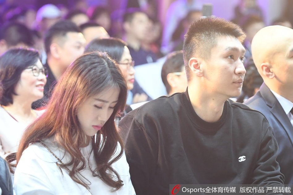 马布里亮相活动孙悦携爱妻助阵