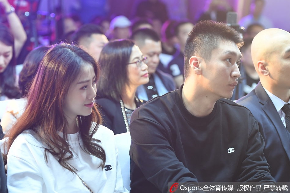 马布里亮相活动孙悦携爱妻助阵