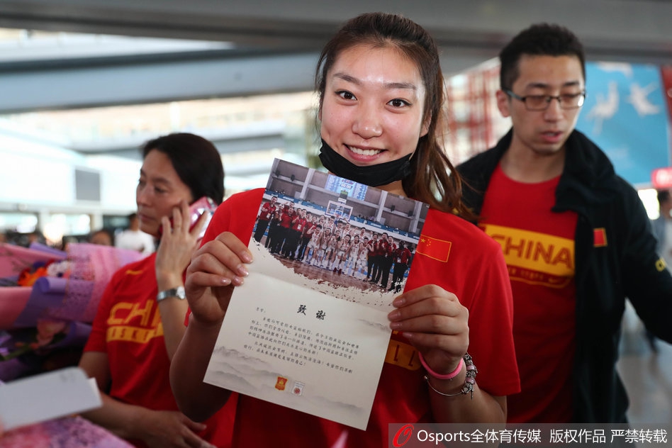 女篮回国收获暖心礼物笑容满面