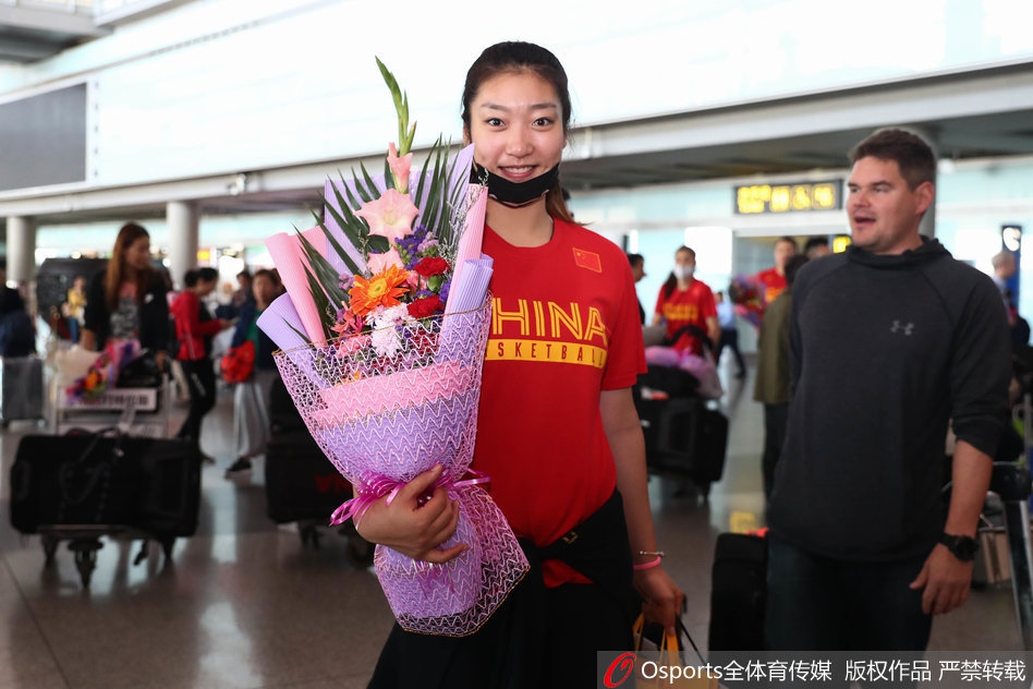 女篮回国收获暖心礼物笑容满面