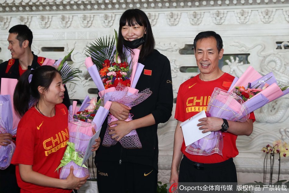 女篮回国收获暖心礼物笑容满面