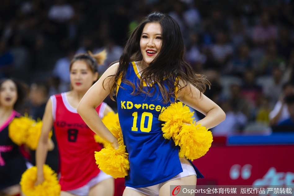 CBA季前赛啦啦队热裤背心秀身材