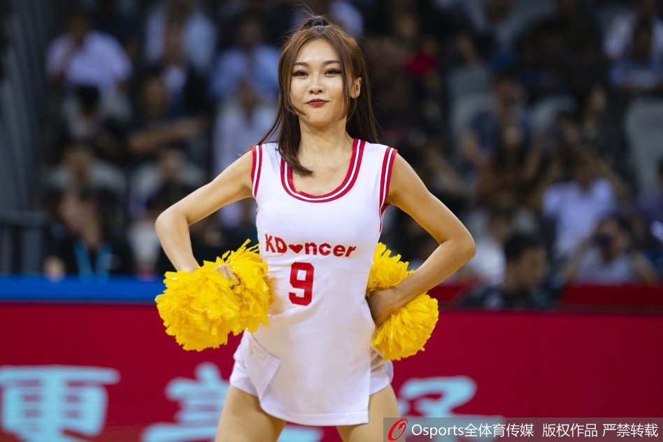 CBA季前赛啦啦队热裤背心秀身材