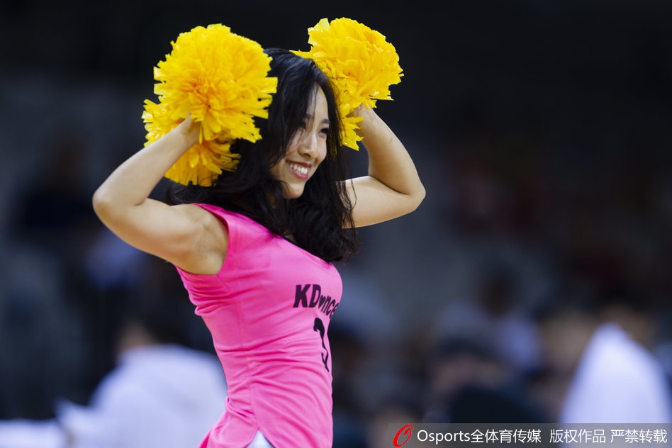 CBA季前赛啦啦队热裤背心秀身材