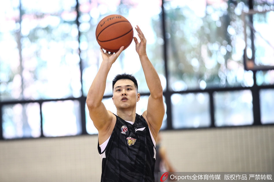 广东备战赵睿抿嘴卖萌