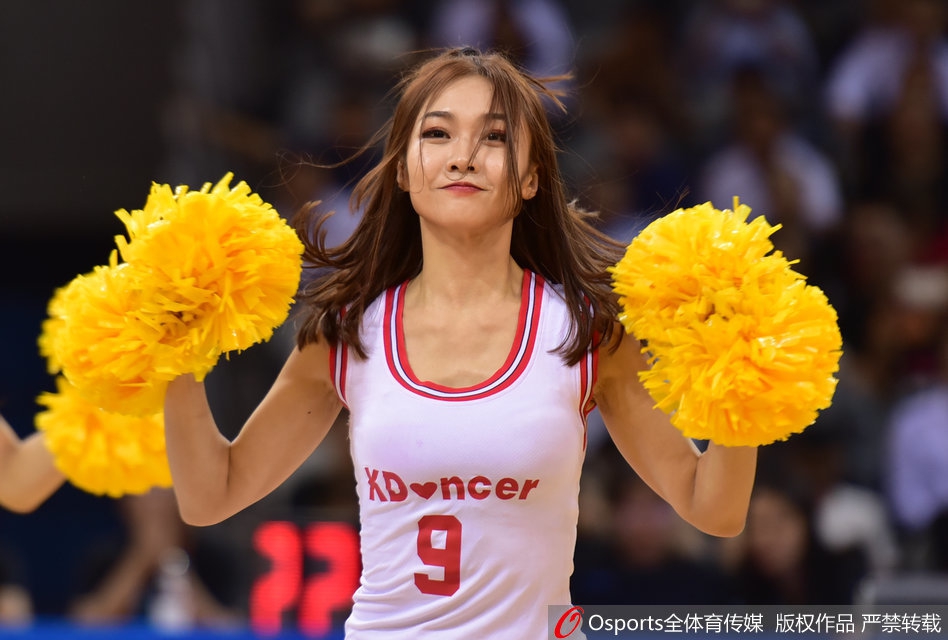 CBA季前赛啦啦队热裤背心秀身材