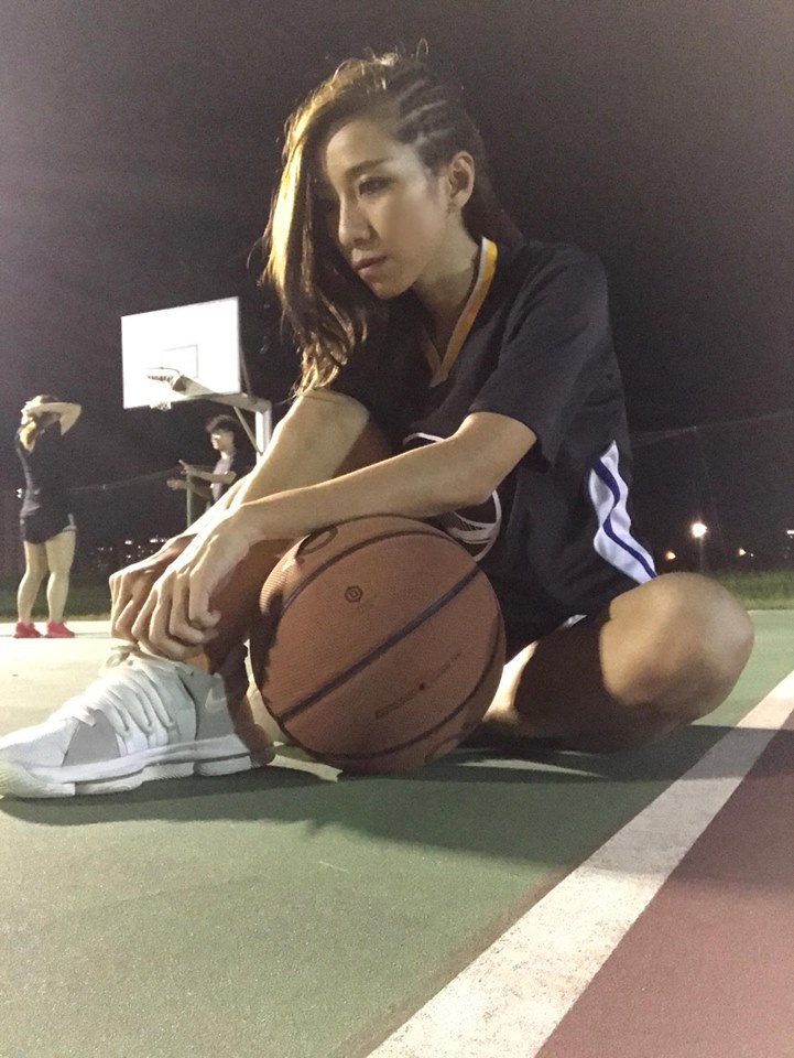 她身材火辣篮球竟也打这么好