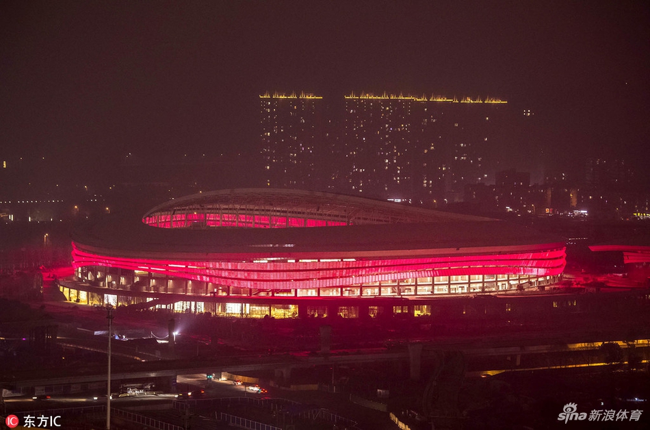 卓尔新主场完工在即夜景美丽