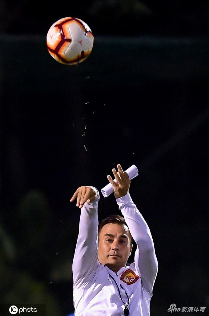 恒大备战上港全员变篮球队 卡帅变库里？