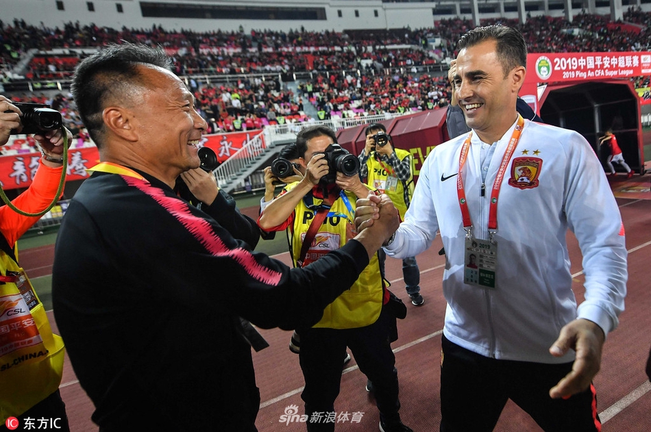 卡帅和沈祥福握手