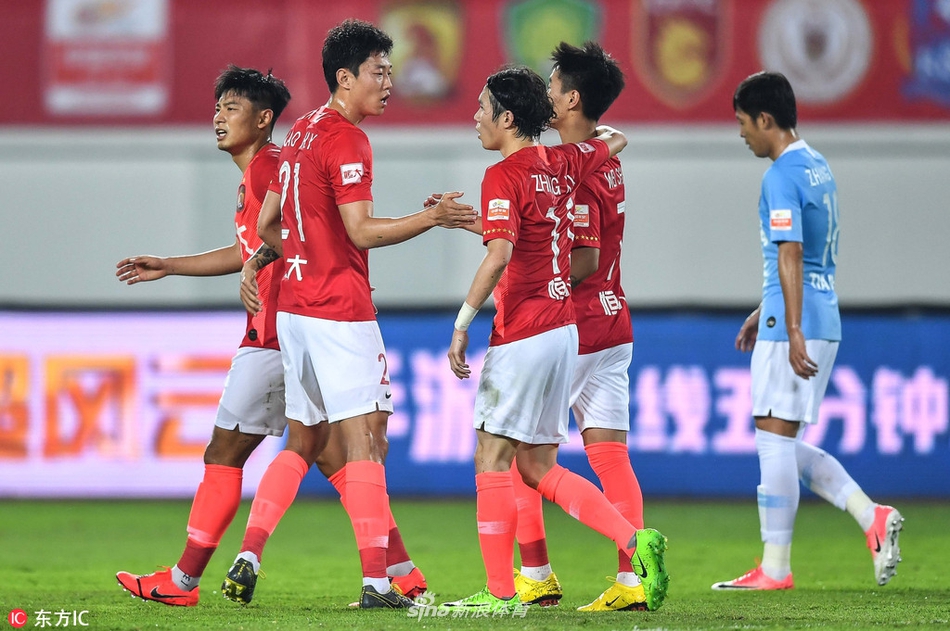 队友祝贺韦世豪