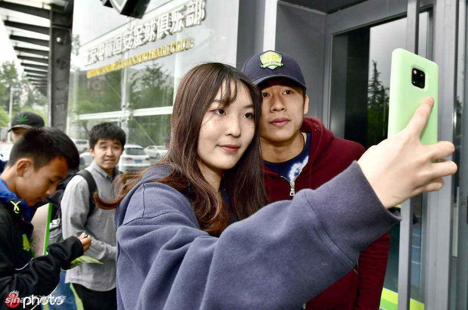 张玉宁和女球迷合影