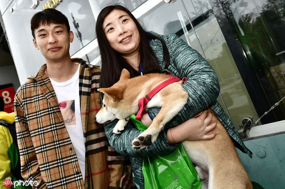 巴顿和女球迷合影