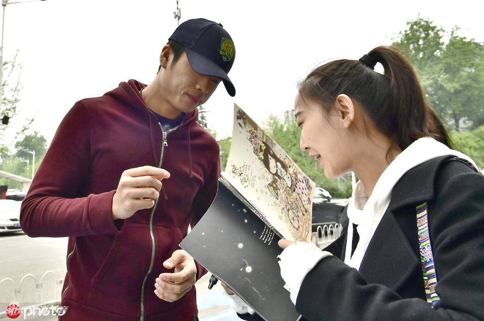 张玉宁为女球迷签名