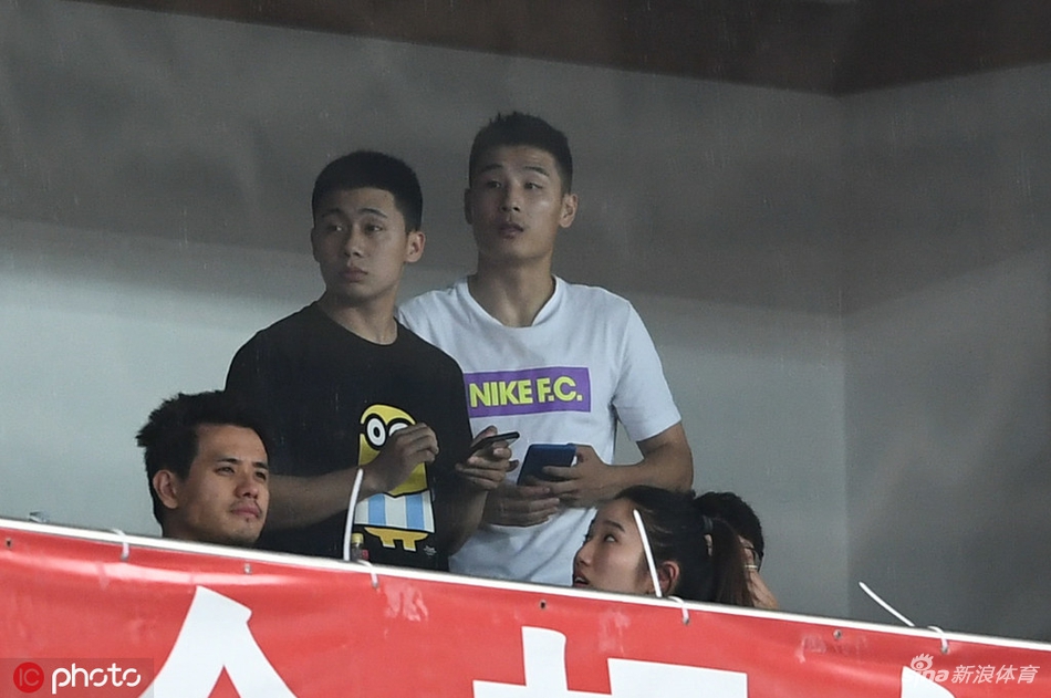 武磊看台观战上港