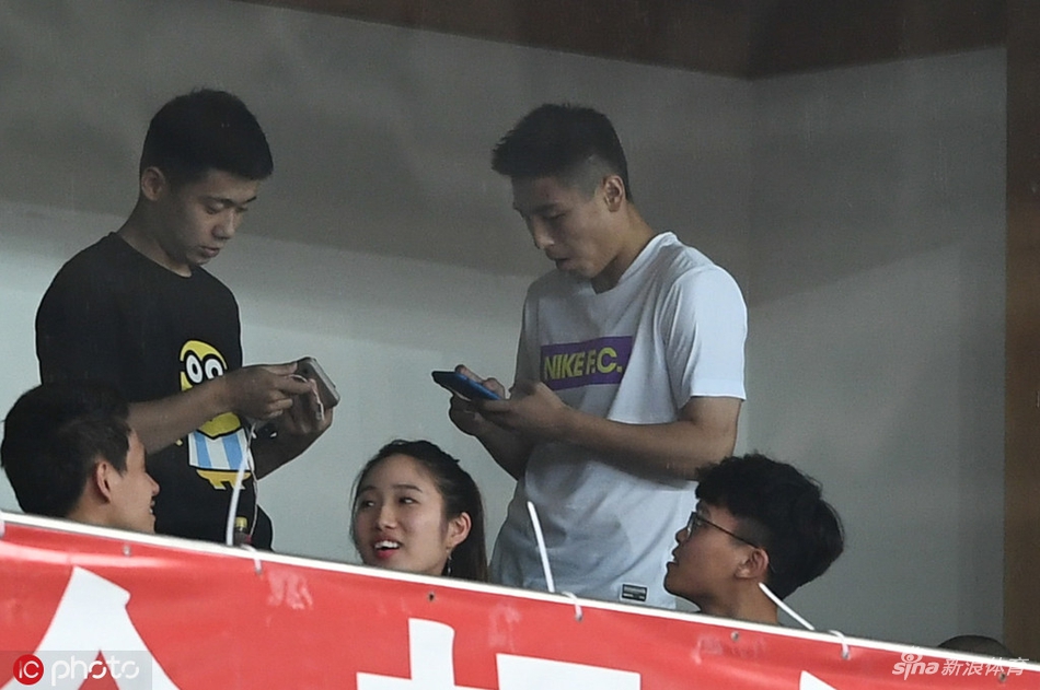 武磊看台观战上港