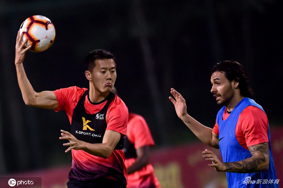 恒大备战上港全员变篮球队 卡帅变库里？