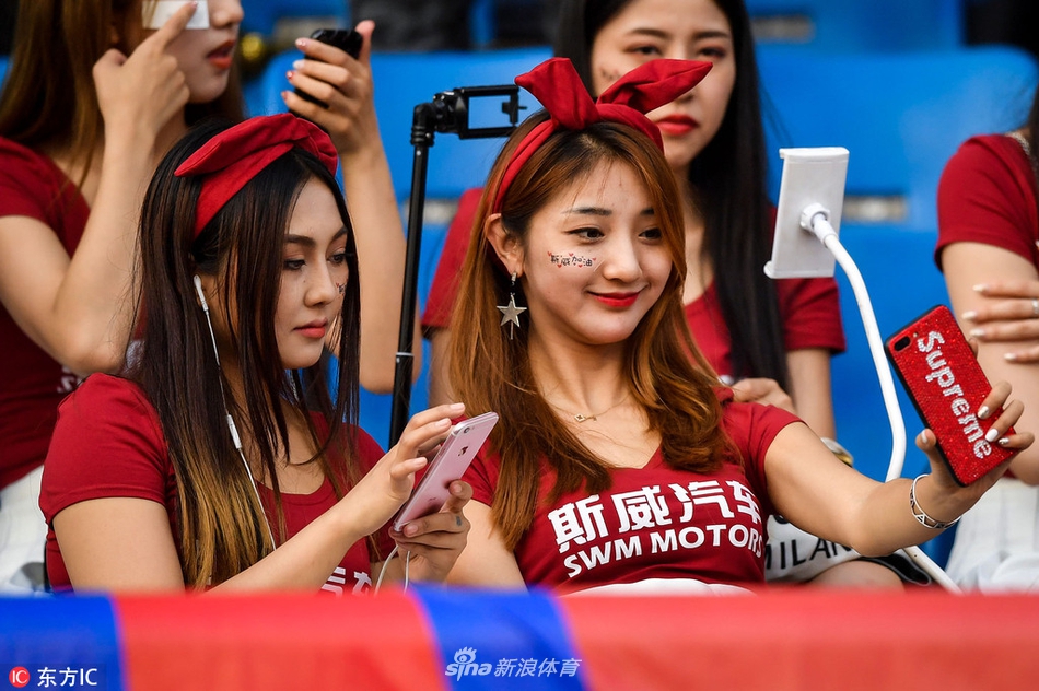 重庆美女球迷看台玩直播