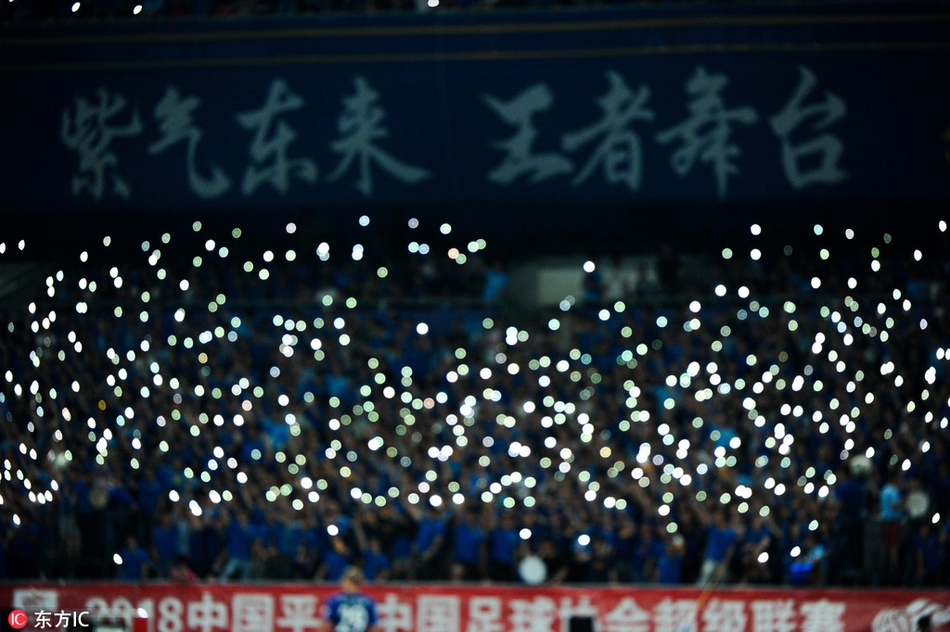 球迷纪念汶川地震