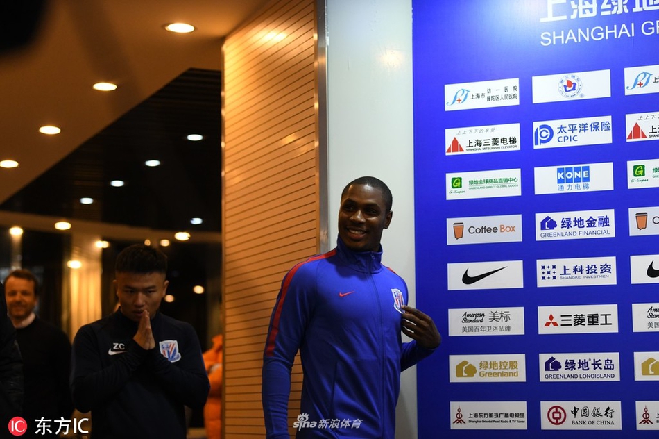 伊哈洛参加见面发布会笑容可掬