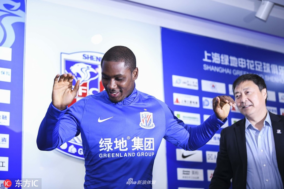 伊哈洛参加见面发布会笑容可掬