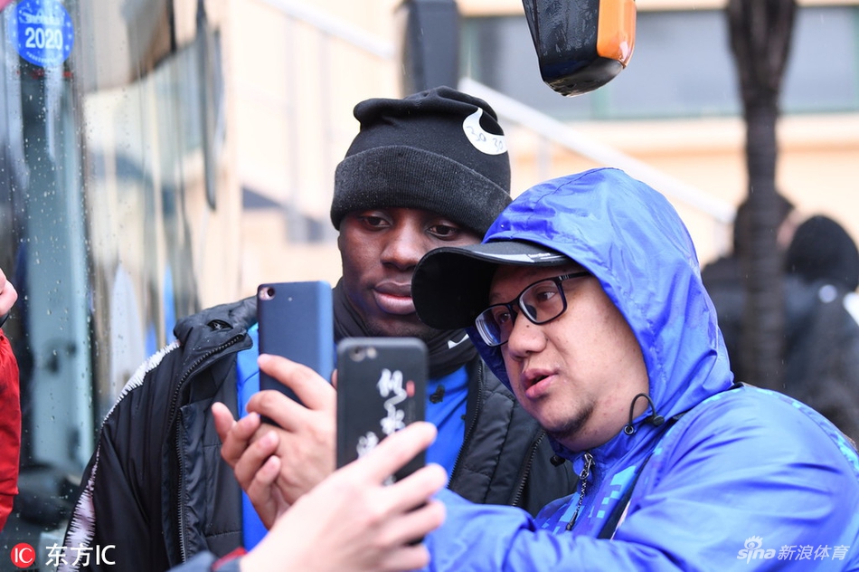 球迷与穆谢奎合影