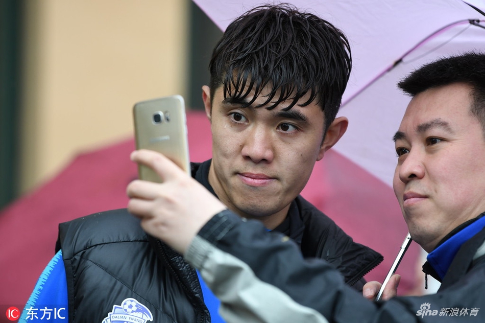 李建滨满足与球迷合影的要求