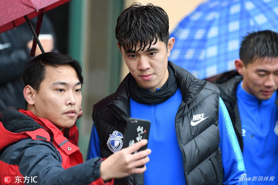 球迷与李建滨合影