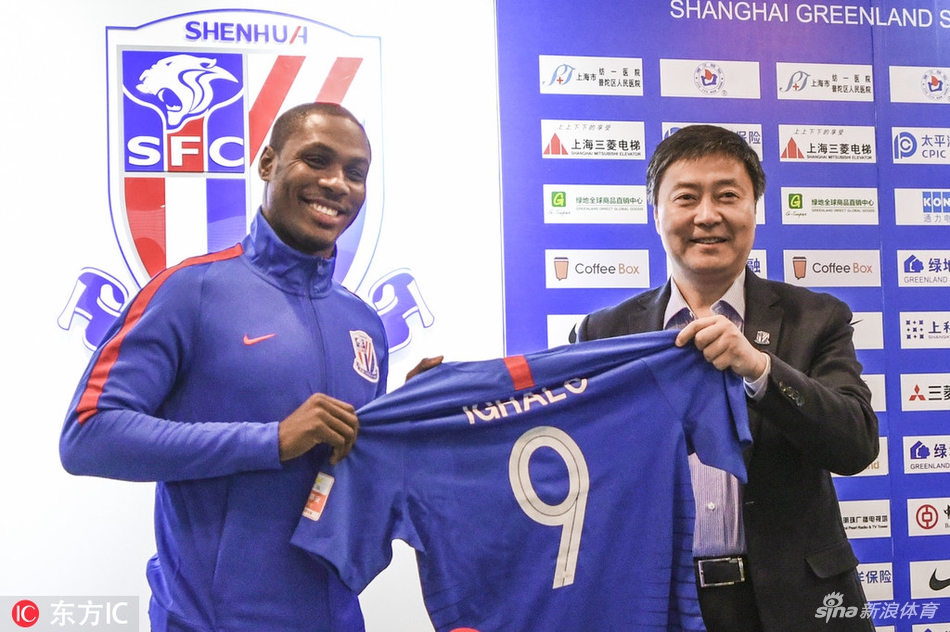 伊哈洛参加见面发布会笑容可掬