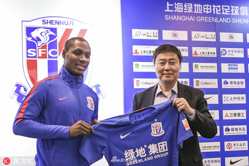 伊哈洛参加见面发布会笑容可掬