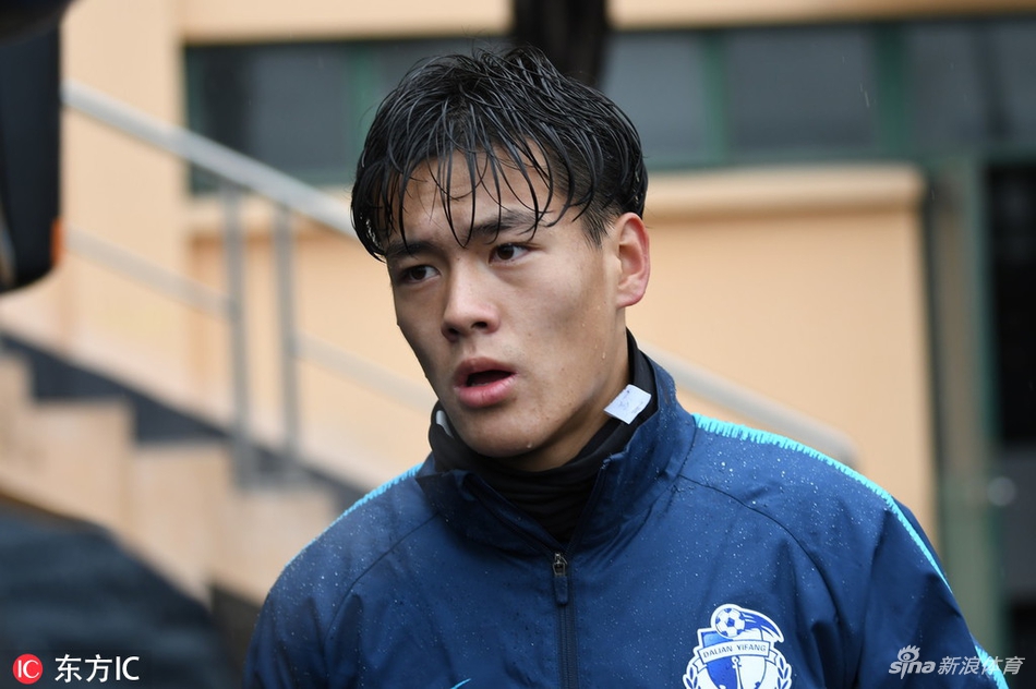 大连一方冒雨冬训备战