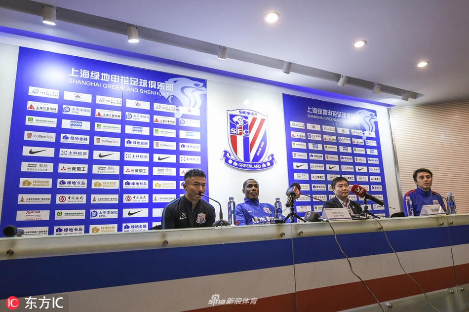 伊哈洛参加见面发布会笑容可掬