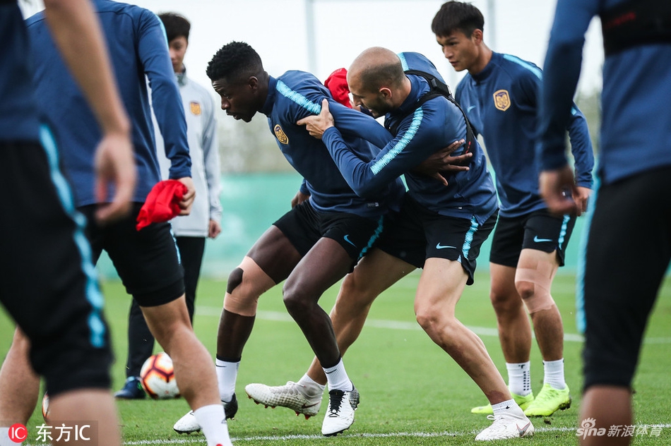 拉米雷斯与帕莱塔身体对抗