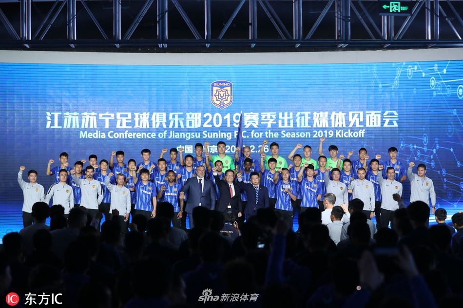 球员及教练组成员致意