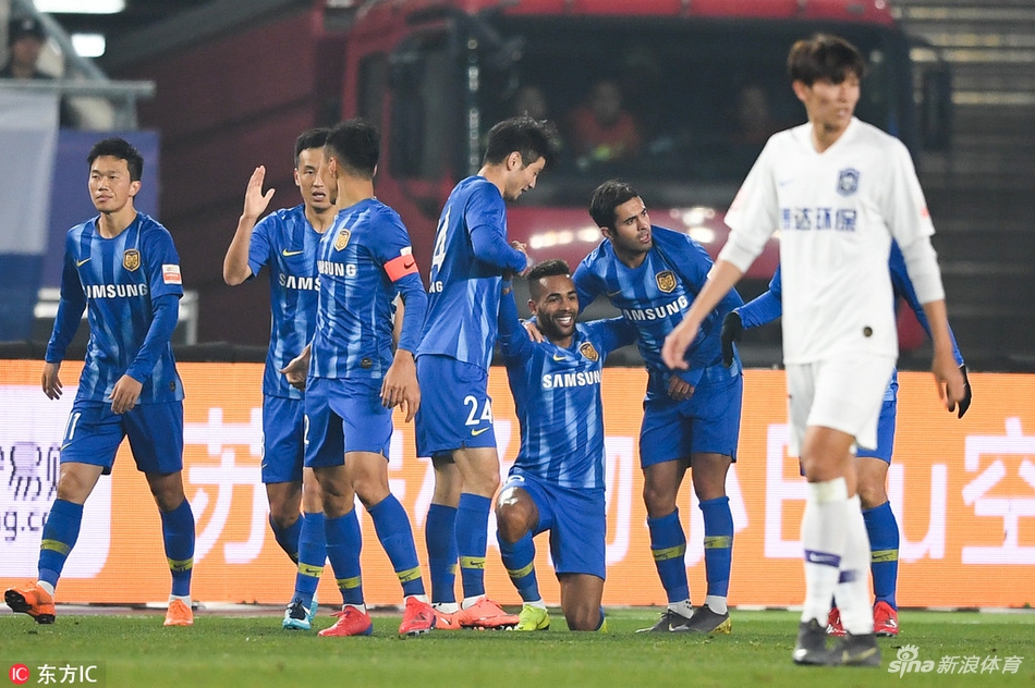 队友祝贺特谢拉