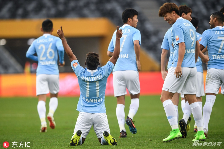 雷纳尔迪尼奥指天庆祝