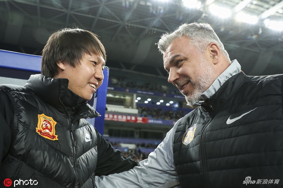 李铁和奥拉罗尤寒暄